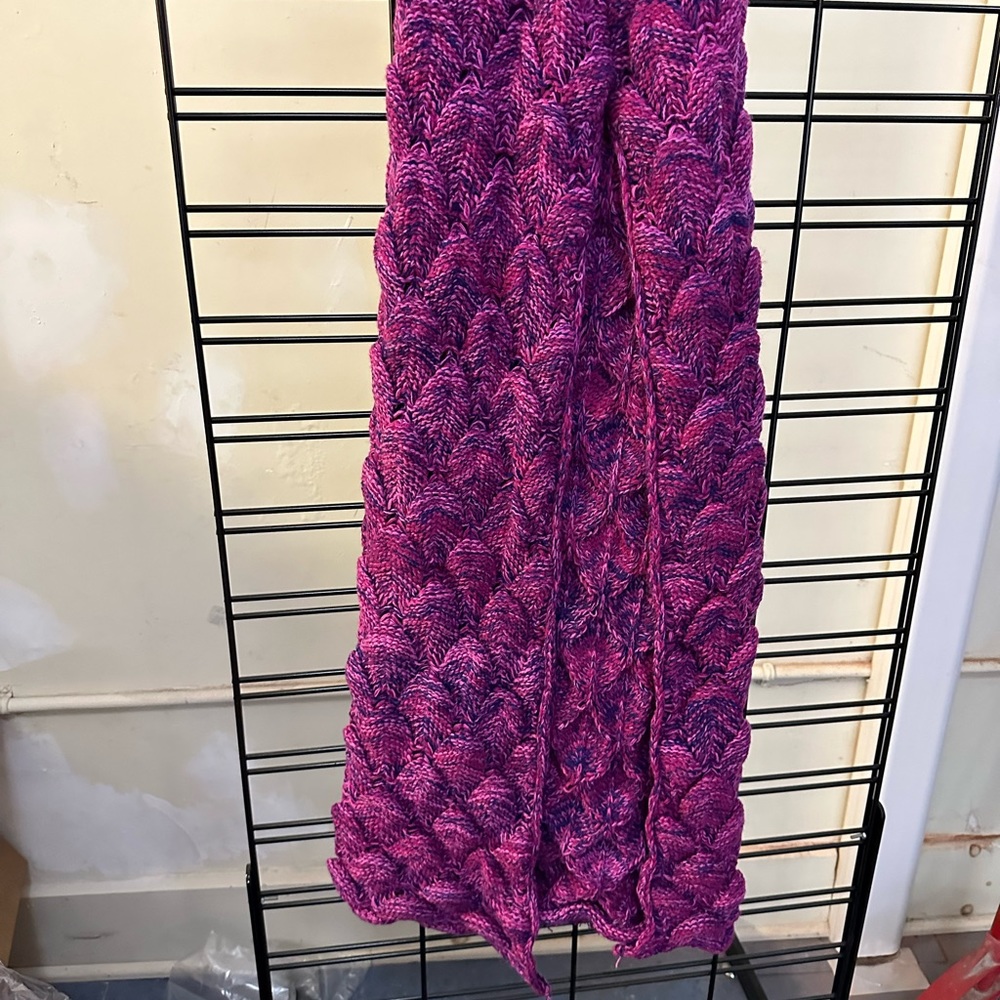 Mermaid tail knitted blanket fuchsia/blue